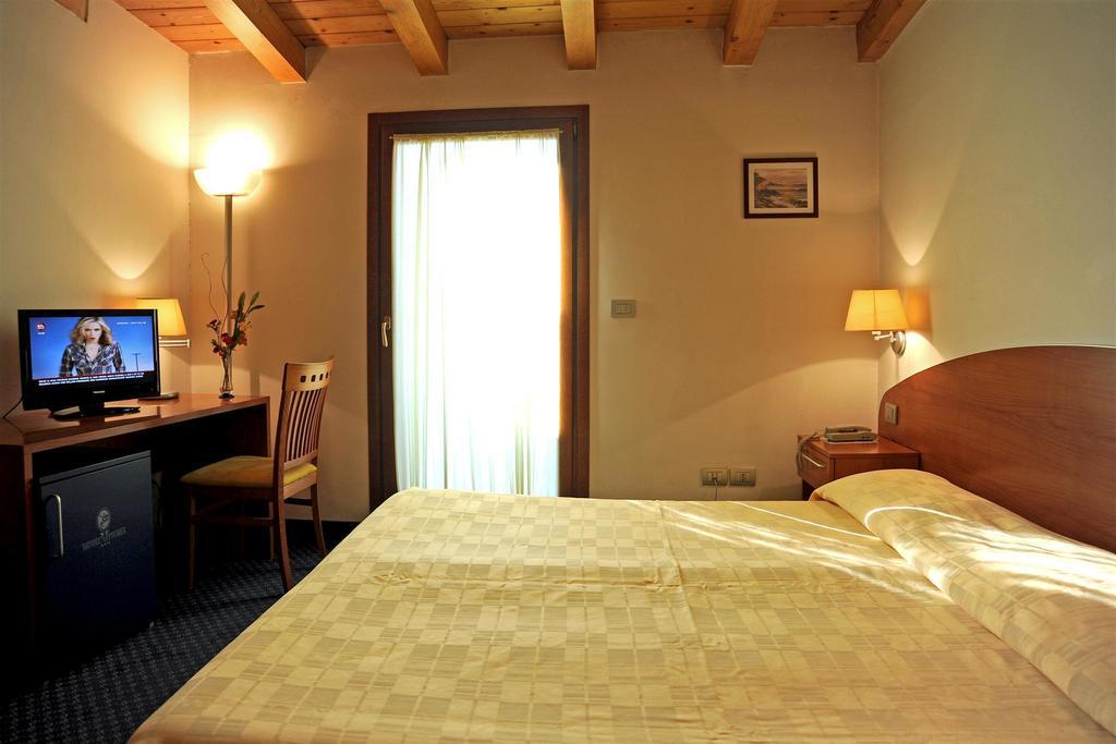 Hotel Vittoria San Giórgio di Nogaro الغرفة الصورة