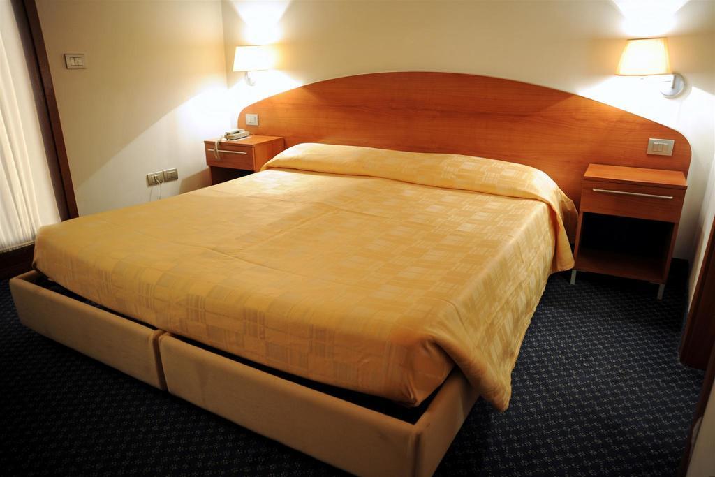 Hotel Vittoria San Giórgio di Nogaro الغرفة الصورة